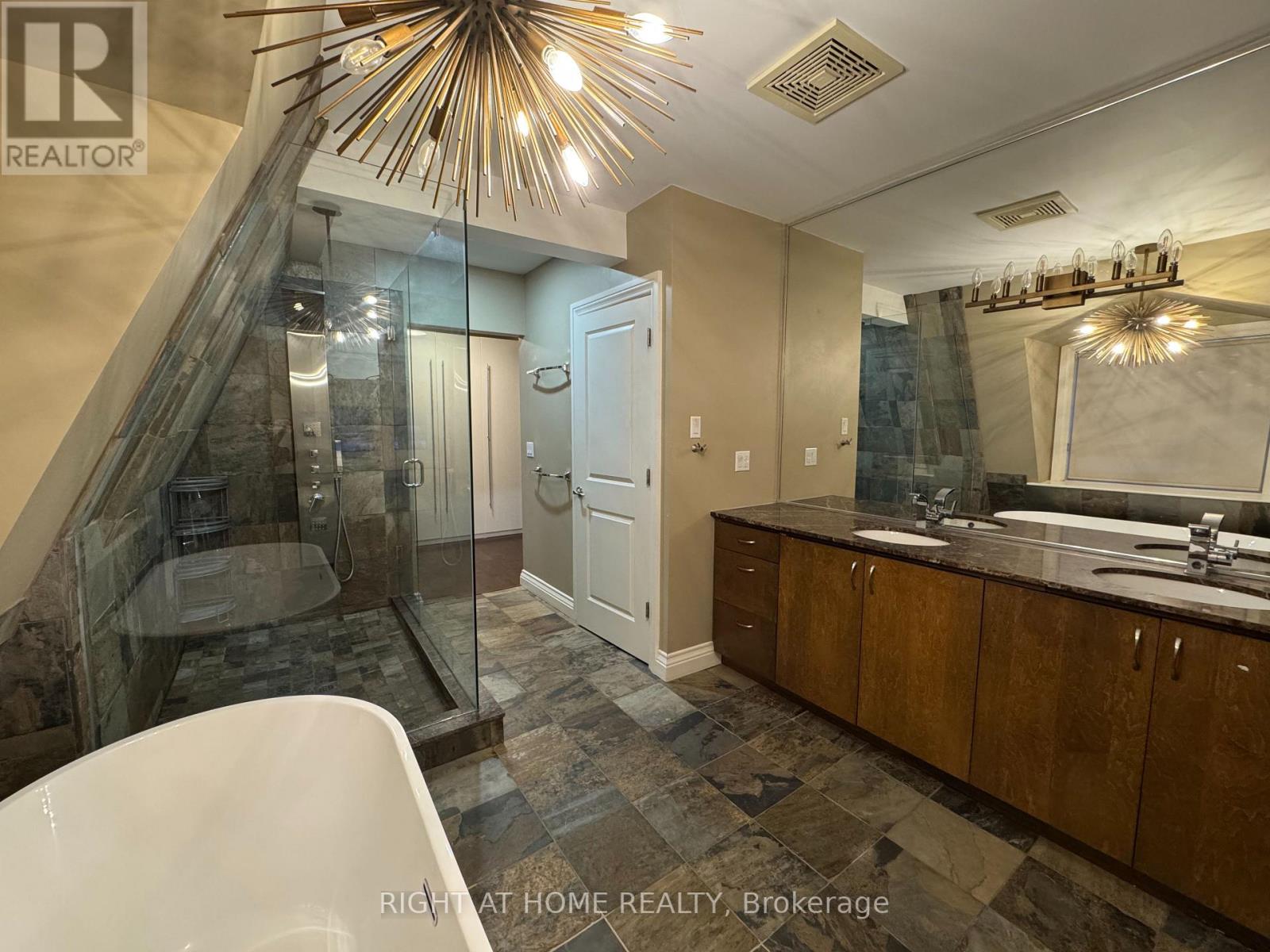 1090 Westmount Avenue, Mississauga, Ontario  L5E 1X7 - Photo 24 - W12779796