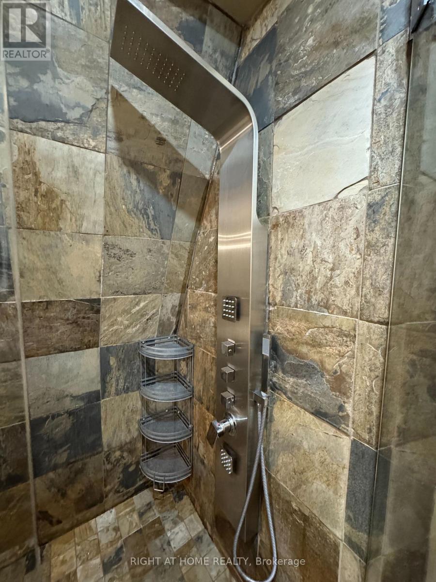 1090 Westmount Avenue, Mississauga, Ontario  L5E 1X7 - Photo 26 - W12779796