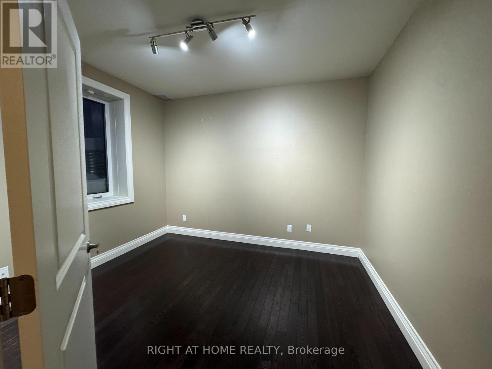 1090 Westmount Avenue, Mississauga, Ontario  L5E 1X7 - Photo 34 - W12779796