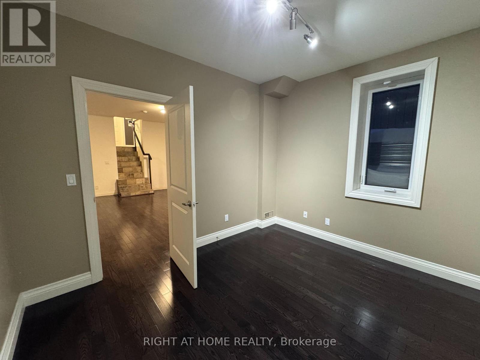 1090 Westmount Avenue, Mississauga, Ontario  L5E 1X7 - Photo 35 - W12779796