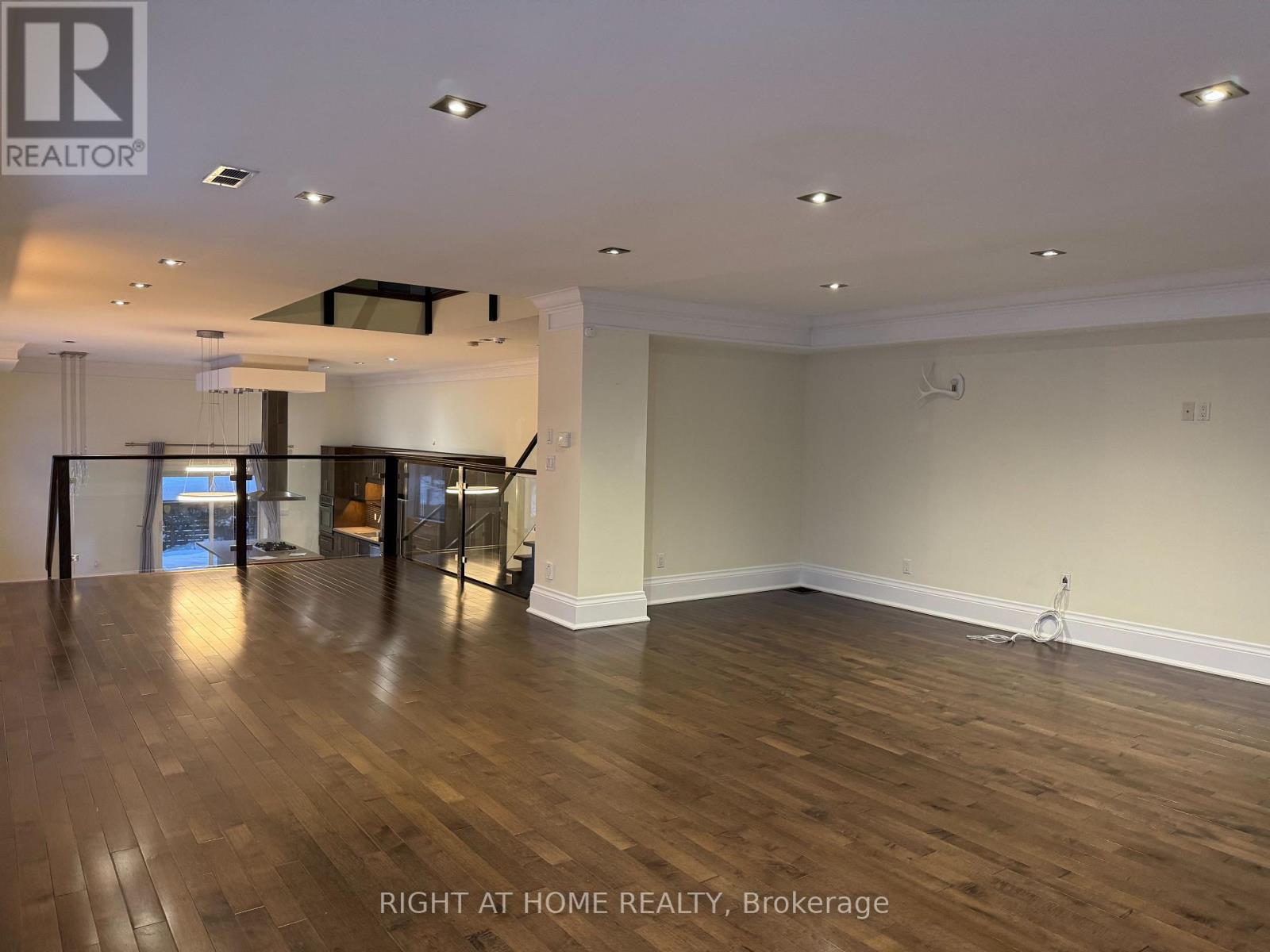 1090 Westmount Avenue, Mississauga, Ontario  L5E 1X7 - Photo 4 - W12779796