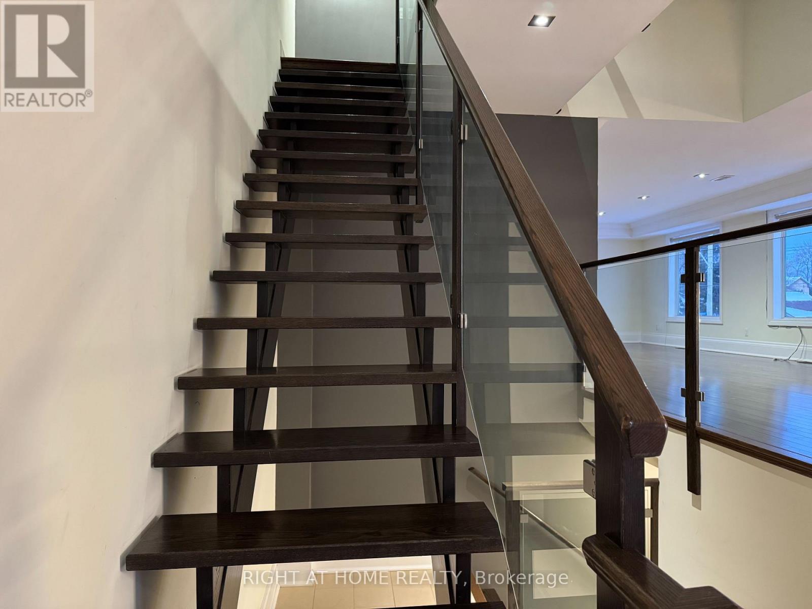 1090 Westmount Avenue, Mississauga, Ontario  L5E 1X7 - Photo 5 - W12779796