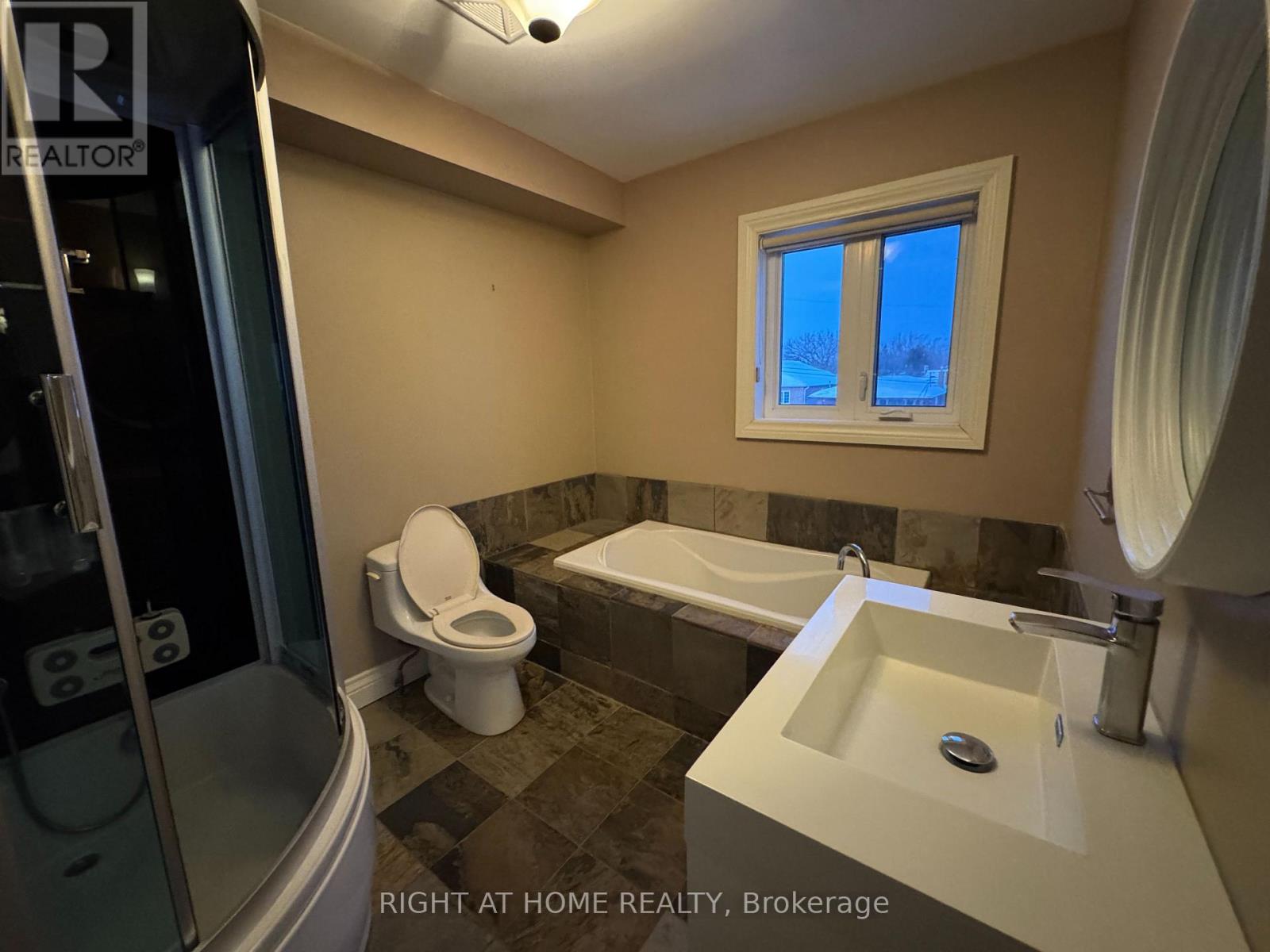 1090 Westmount Avenue, Mississauga, Ontario  L5E 1X7 - Photo 8 - W12779796