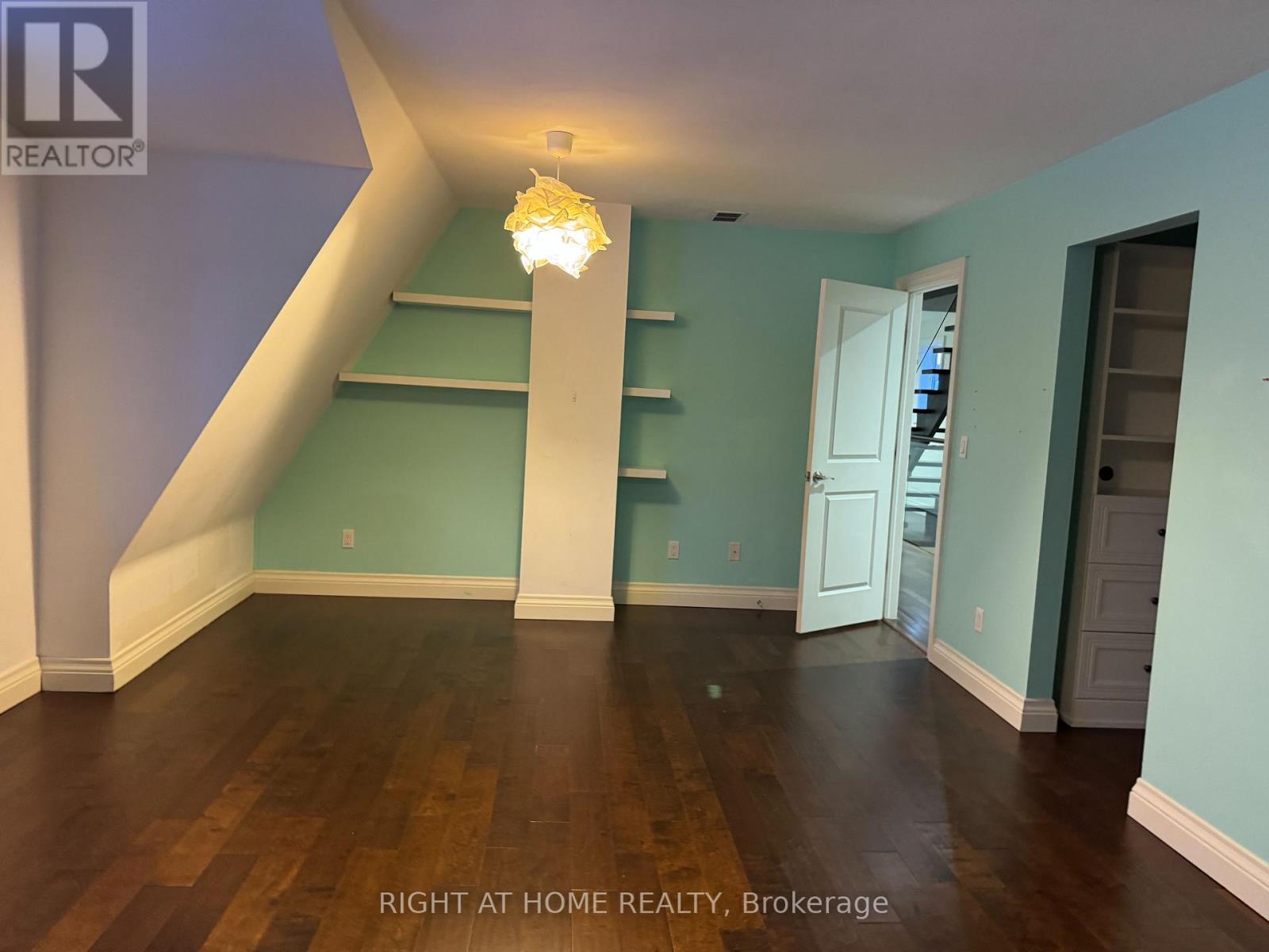 1090 Westmount Avenue, Mississauga, Ontario  L5E 1X7 - Photo 9 - W12779796