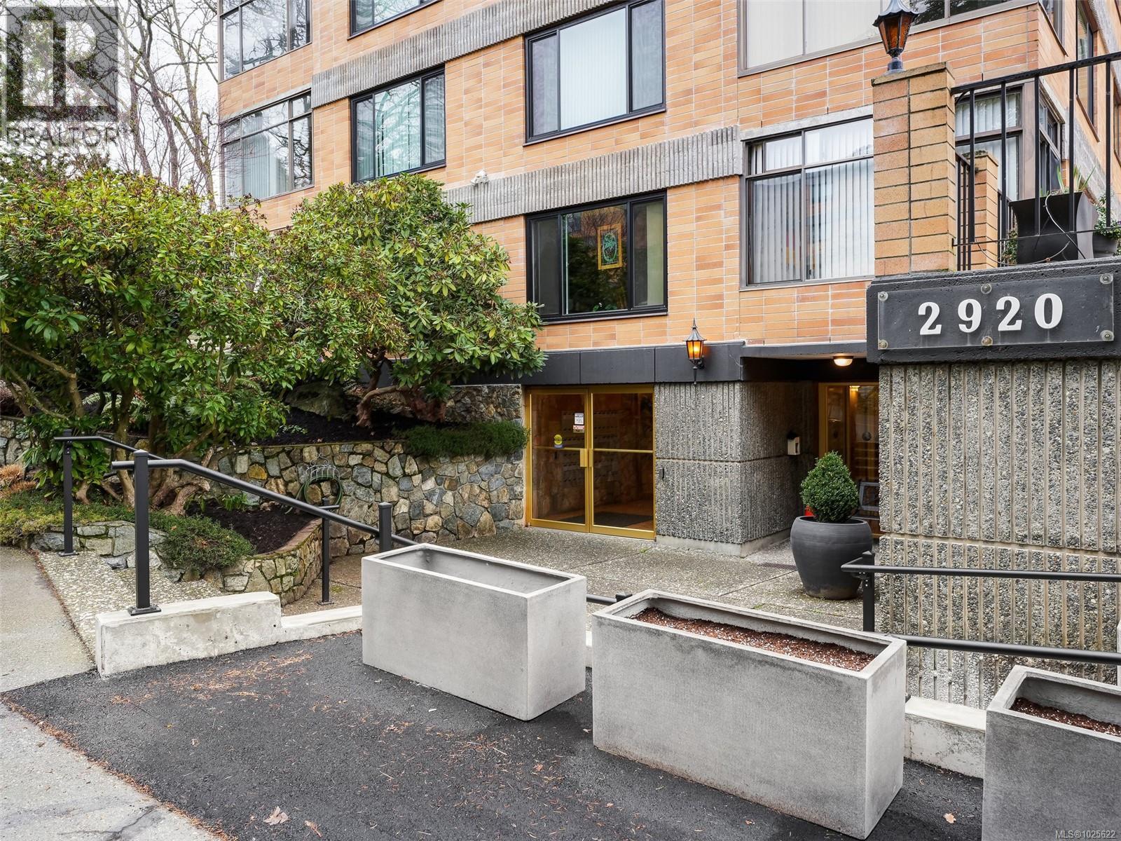 403 2920 Cook St, Victoria, British Columbia  V8T 3S7 - Photo 2 - 1025622