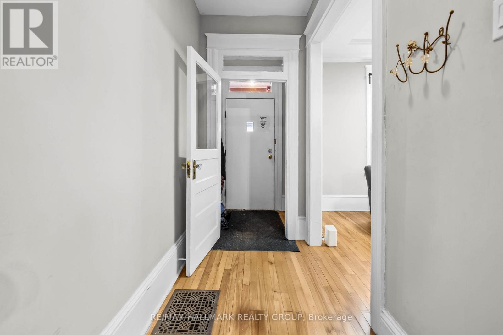 132 Beausoleil Drive, Ottawa, Ontario  K1N 7V6 - Photo 2 - X12588240