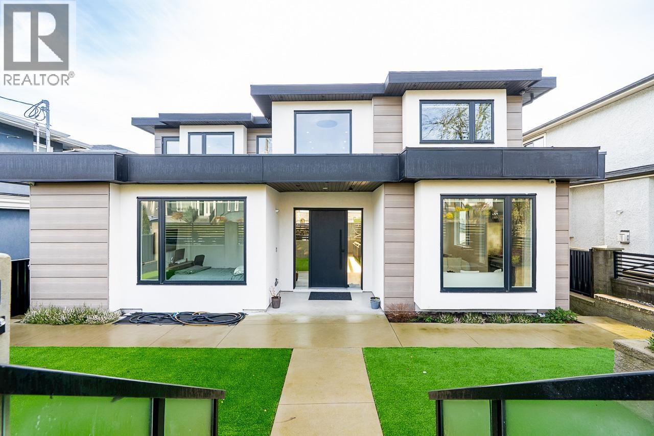 Listing Picture 2 of 40 : 8056 12TH AVENUE, Burnaby / 本拿比 - 魯藝地產 Yvonne Lu Group - MLS Medallion Club Member