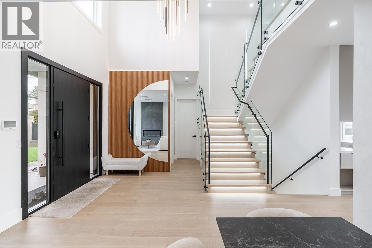 Listing Picture 3 of 40 : 8056 12TH AVENUE, Burnaby / 本拿比 - 魯藝地產 Yvonne Lu Group - MLS Medallion Club Member