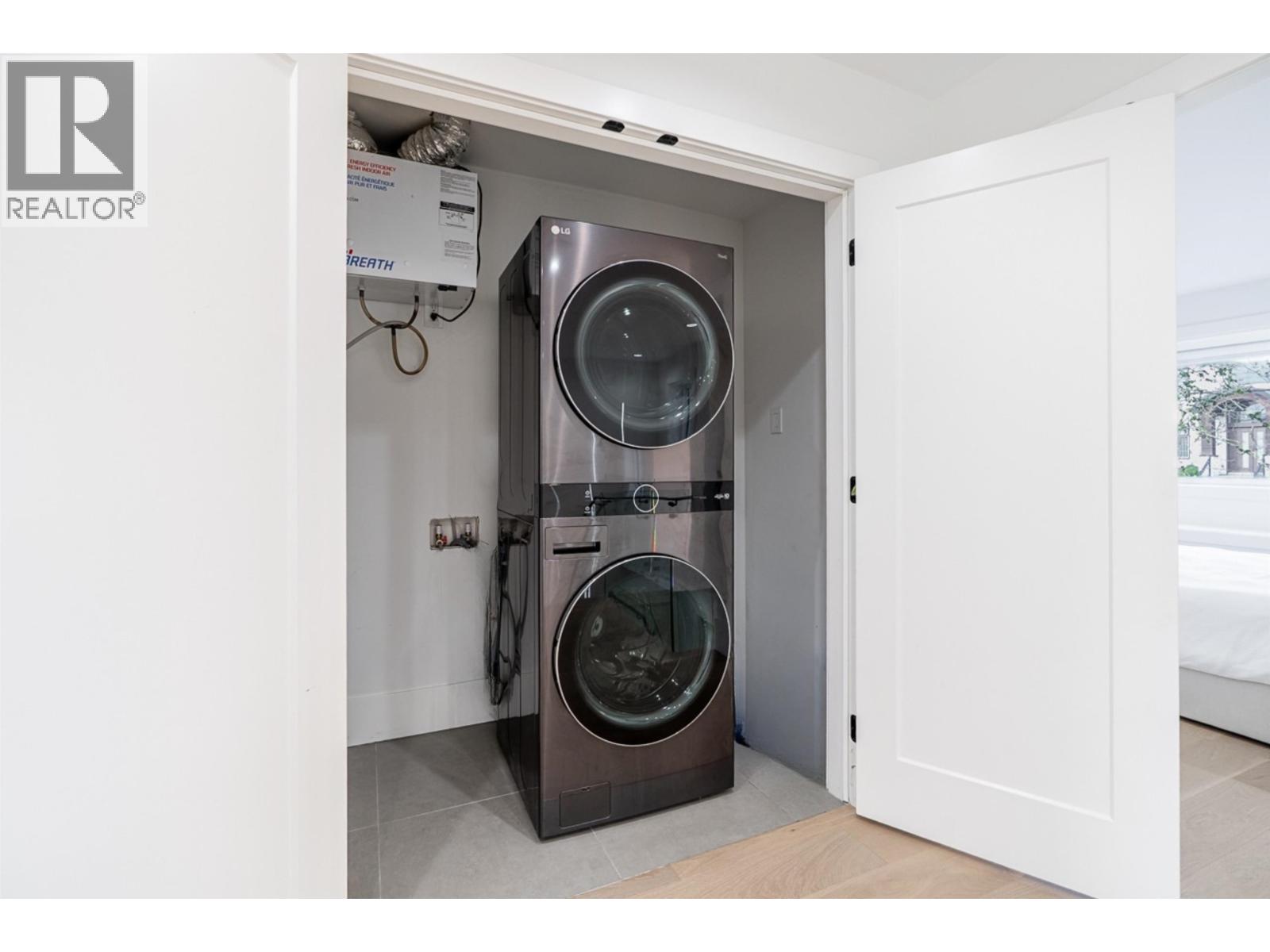 Listing Picture 25 of 40 : 8056 12TH AVENUE, Burnaby / 本拿比 - 魯藝地產 Yvonne Lu Group - MLS Medallion Club Member