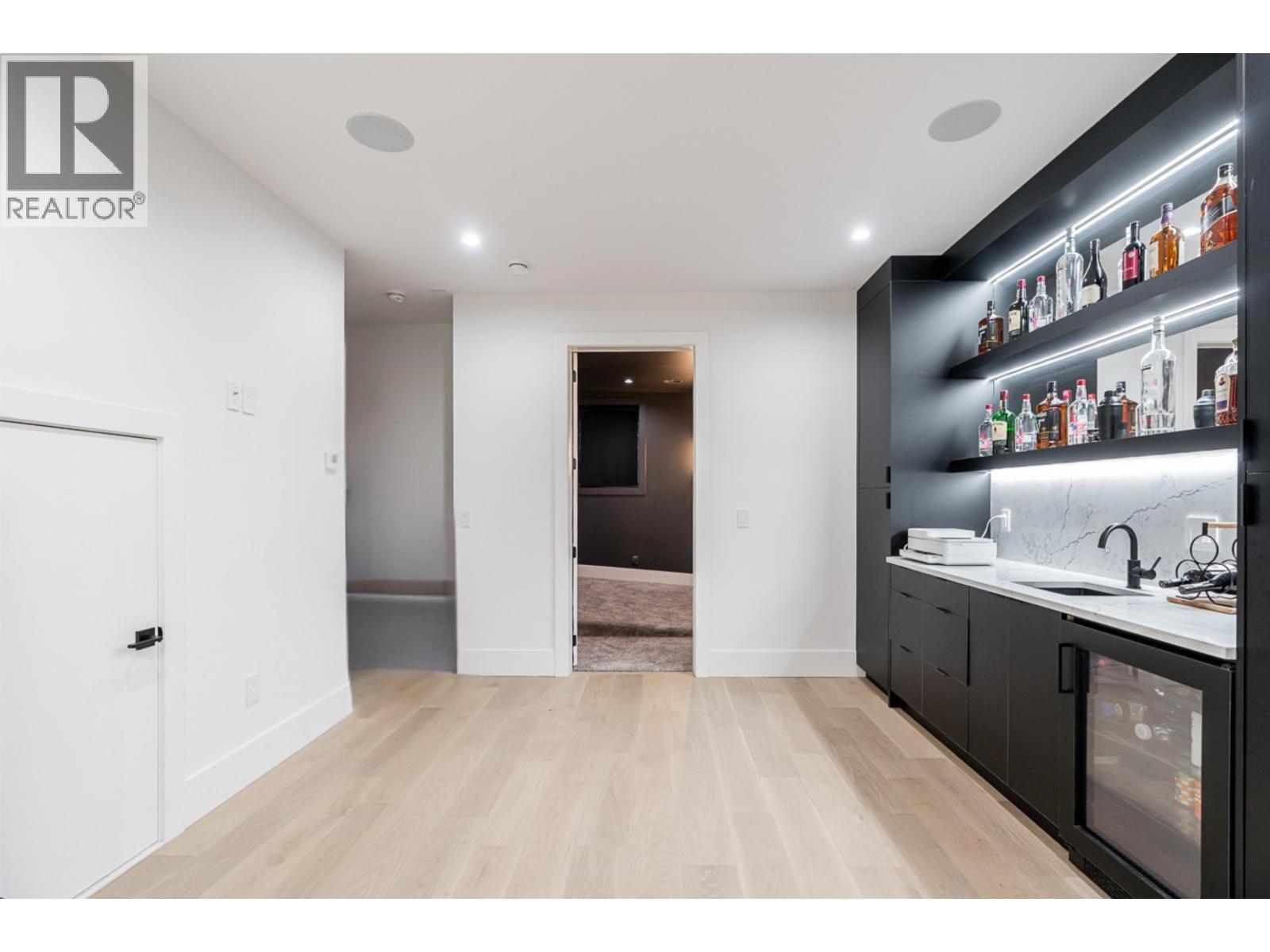 Listing Picture 26 of 40 : 8056 12TH AVENUE, Burnaby / 本拿比 - 魯藝地產 Yvonne Lu Group - MLS Medallion Club Member