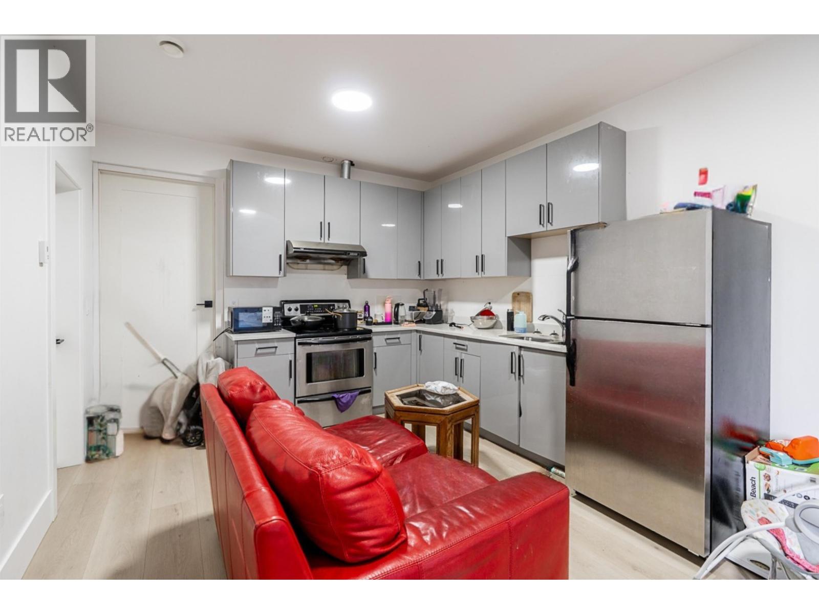 Listing Picture 32 of 40 : 8056 12TH AVENUE, Burnaby / 本拿比 - 魯藝地產 Yvonne Lu Group - MLS Medallion Club Member