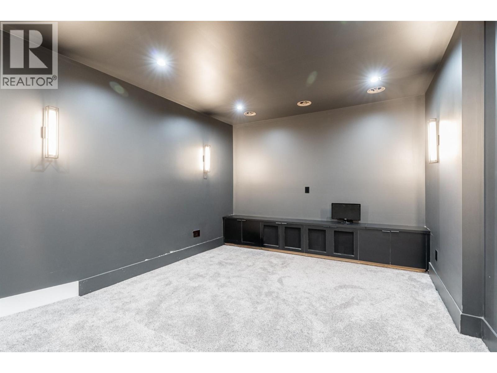 Listing Picture 27 of 40 : 8056 12TH AVENUE, Burnaby / 本拿比 - 魯藝地產 Yvonne Lu Group - MLS Medallion Club Member