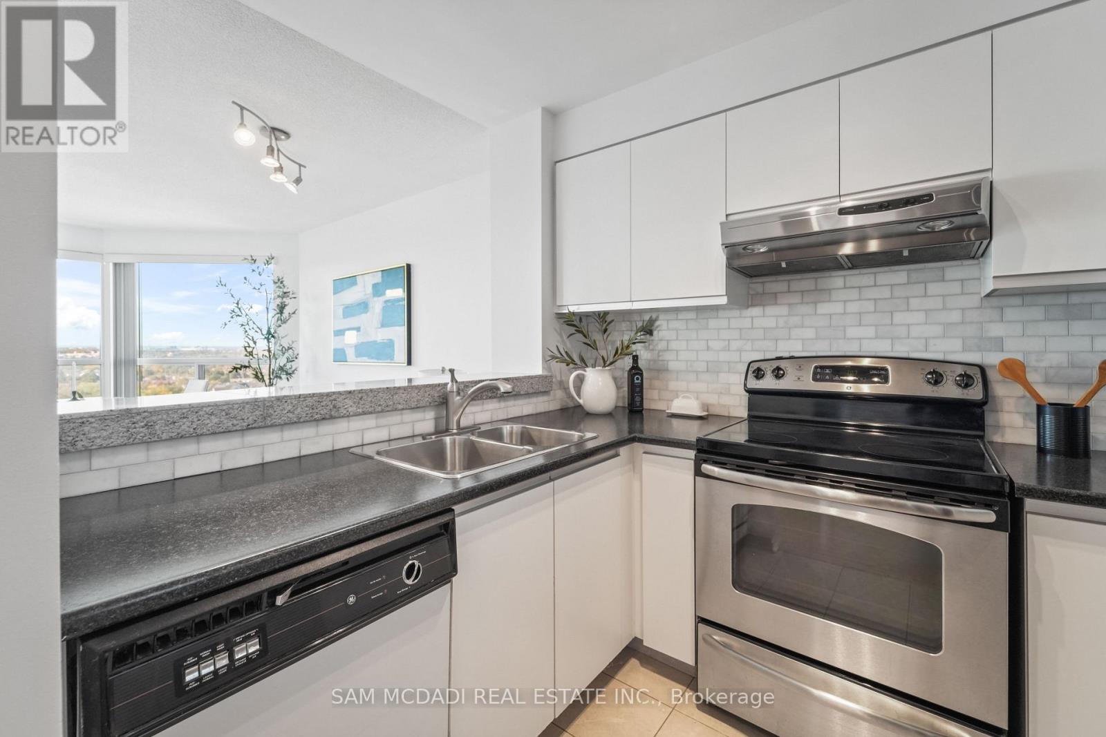 1807 - 2177 Burnhamthorpe Road W, Mississauga, Ontario  L5L 5P9 - Photo 5 - W12780016