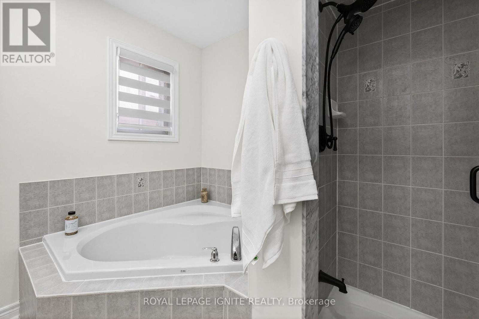 112 Turquoise Crescent, Brampton, Ontario  L6P 2R3 - Photo 25 - W12780074