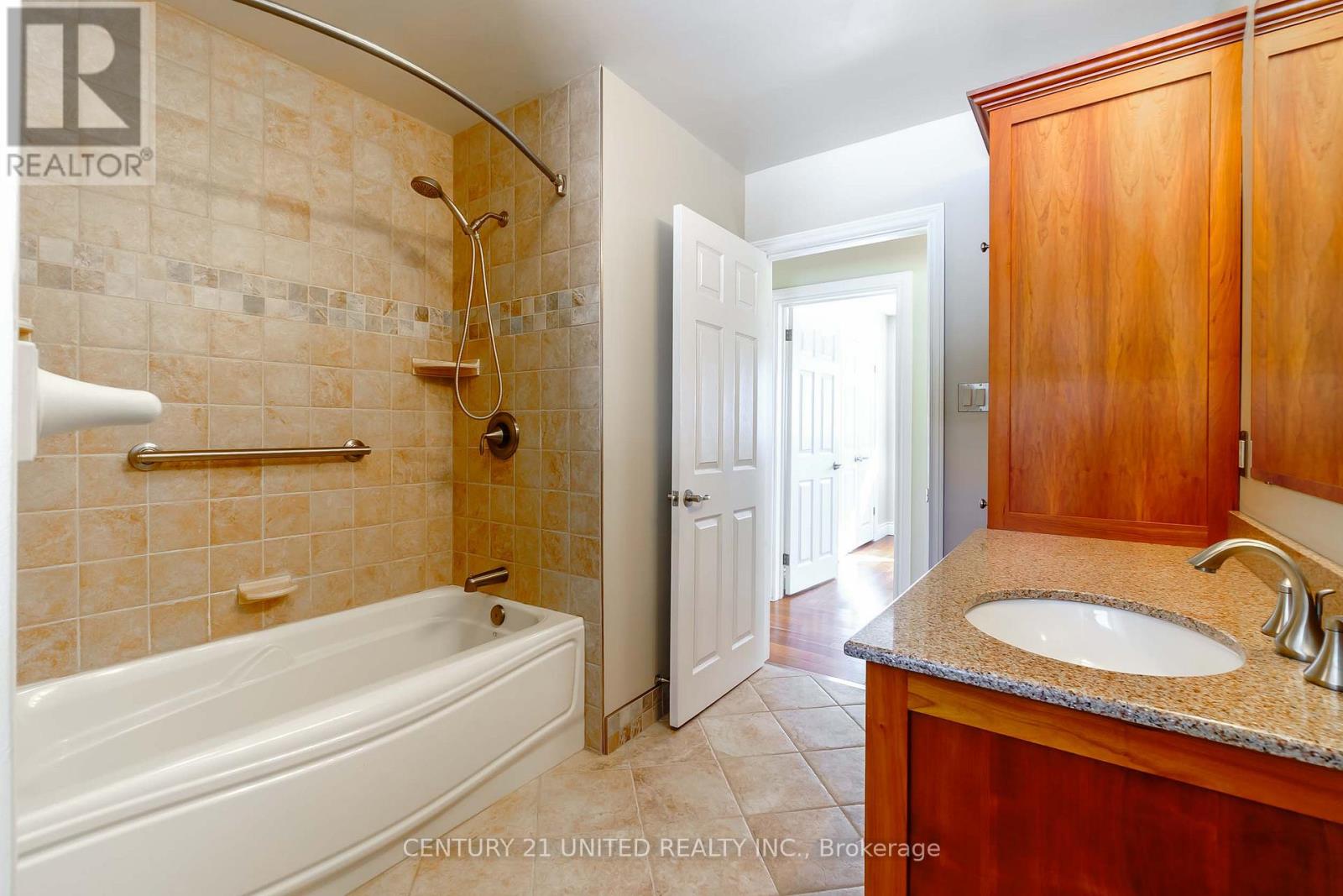 43 Crestwood Avenue, Peterborough (Monaghan Ward 2), Ontario  K9J 1N1 - Photo 16 - X12780156