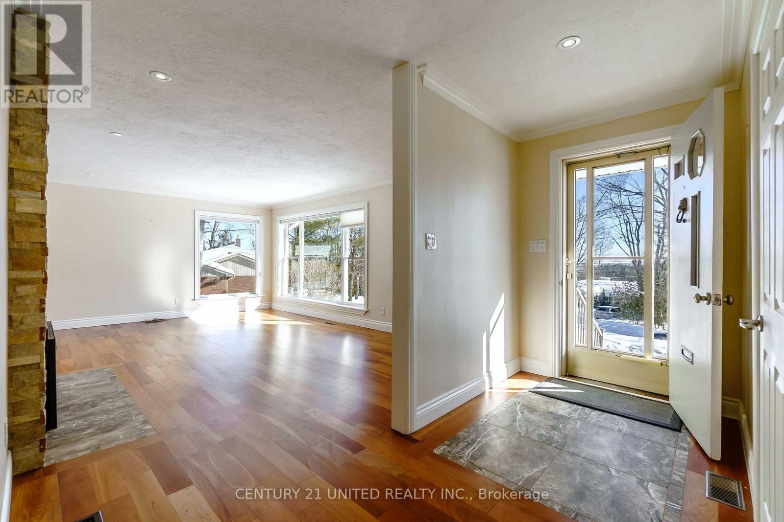 43 Crestwood Avenue, Peterborough (Monaghan Ward 2), Ontario  K9J 1N1 - Photo 3 - X12780156