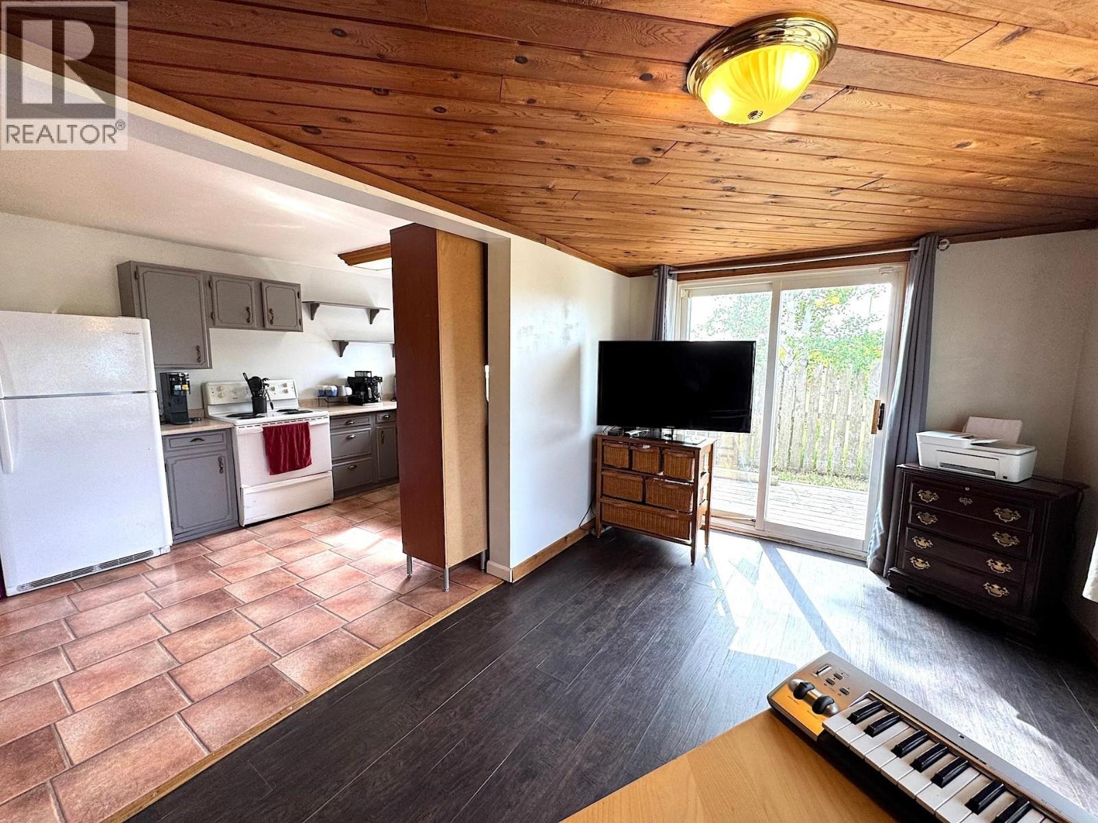 10855 102 Street, Taylor, British Columbia  V0C 2K0 - Photo 11 - R3088498