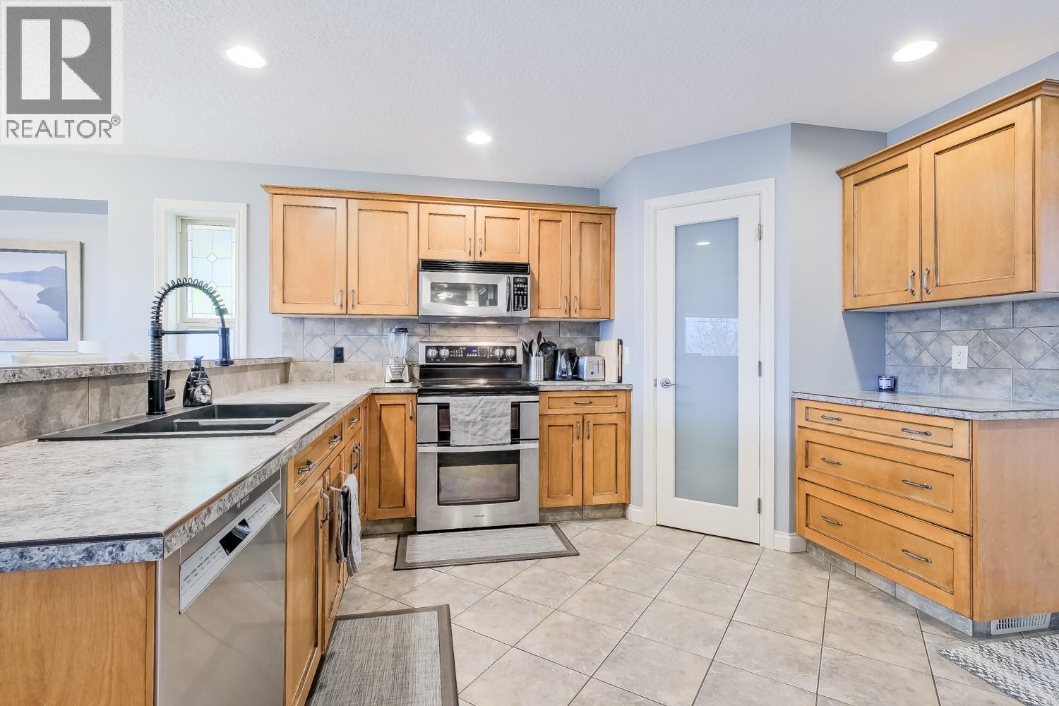 1410 Kendra Court, Kelowna, British Columbia  V1P 1P1 - Photo 6 - 10374088