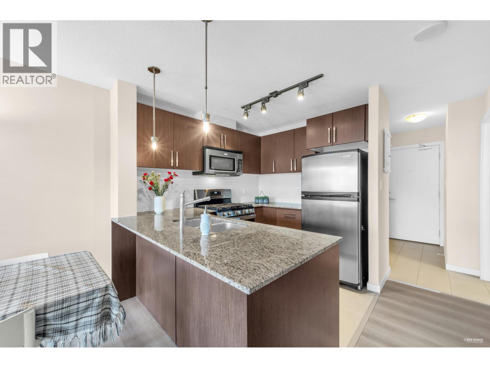 Listing Picture 7 of 35 : 207 9868 CAMERON STREET, Burnaby / 本拿比 - 魯藝地產 Yvonne Lu Group - MLS Medallion Club Member