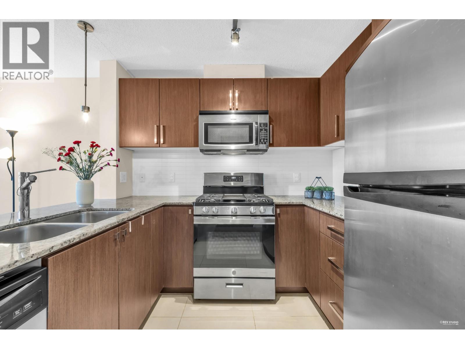 Listing Picture 5 of 35 : 207 9868 CAMERON STREET, Burnaby / 本拿比 - 魯藝地產 Yvonne Lu Group - MLS Medallion Club Member