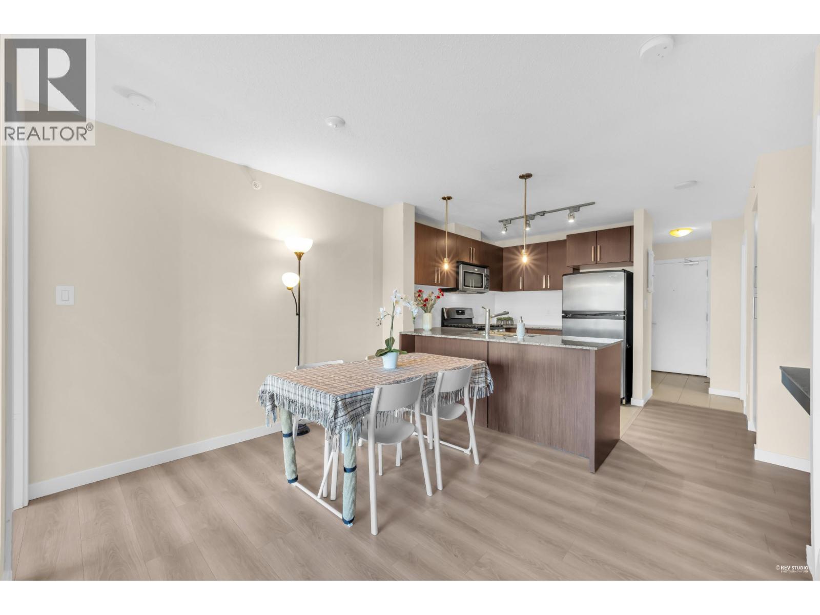 Listing Picture 9 of 35 : 207 9868 CAMERON STREET, Burnaby / 本拿比 - 魯藝地產 Yvonne Lu Group - MLS Medallion Club Member