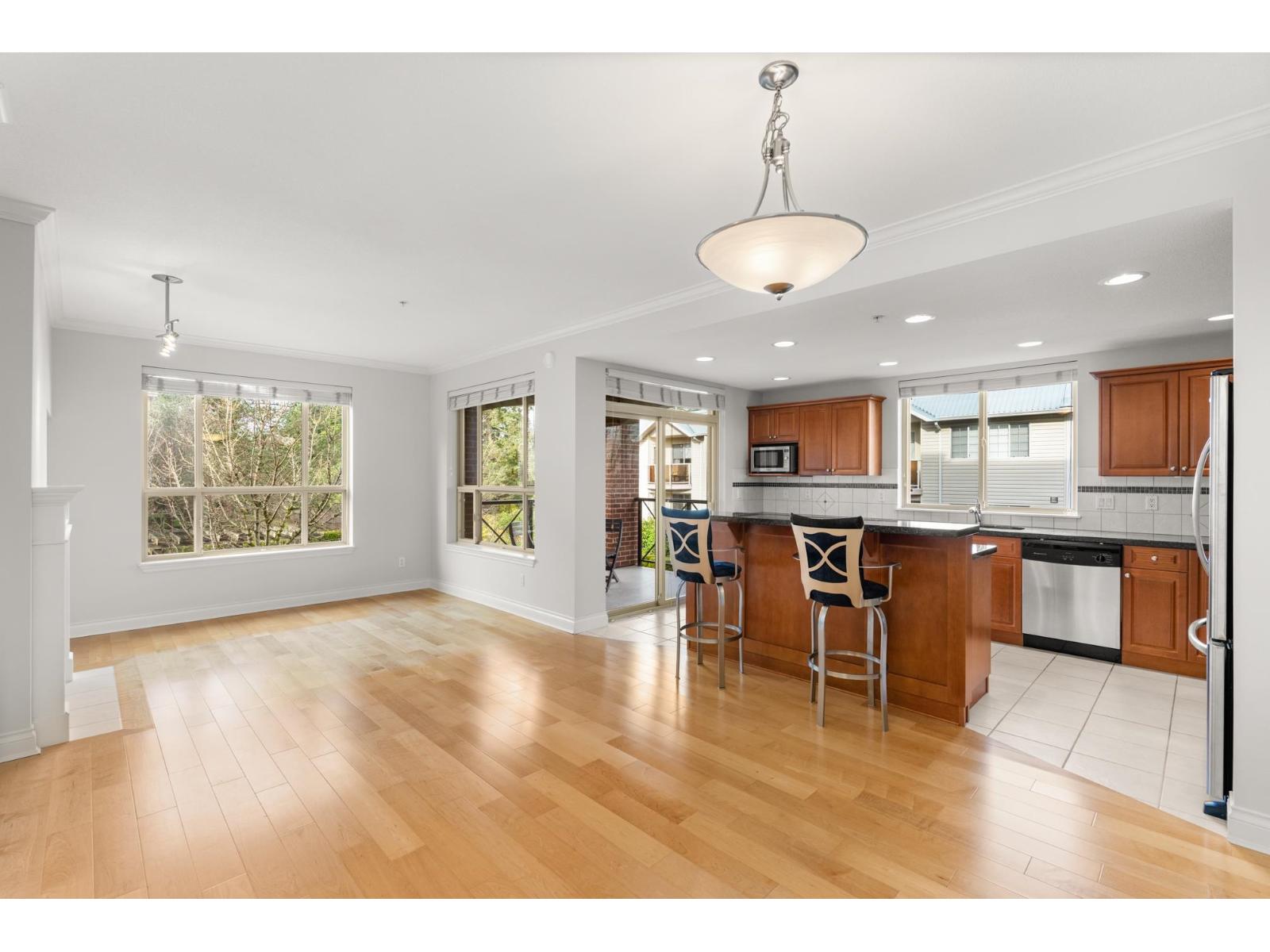 204 15357 17a Avenue, Surrey, British Columbia  V4A 1V4 - Photo 3 - R3088706