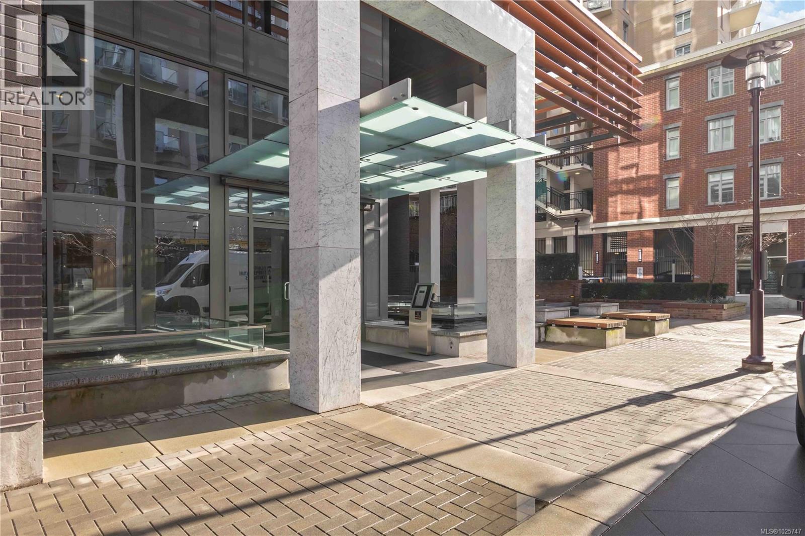 2005 777 Herald St, Victoria, British Columbia  V8T 0C7 - Photo 3 - 1025747