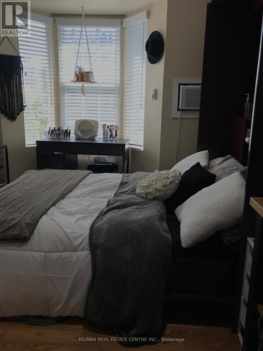 Main Level Studio - 1 Hiawatha Road, Toronto, Ontario  M4L 2X7 - Photo 7 - E12780168