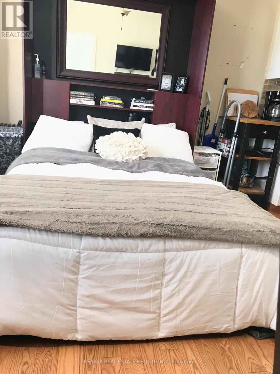 Main Level Studio - 1 Hiawatha Road, Toronto, Ontario  M4L 2X7 - Photo 8 - E12780168