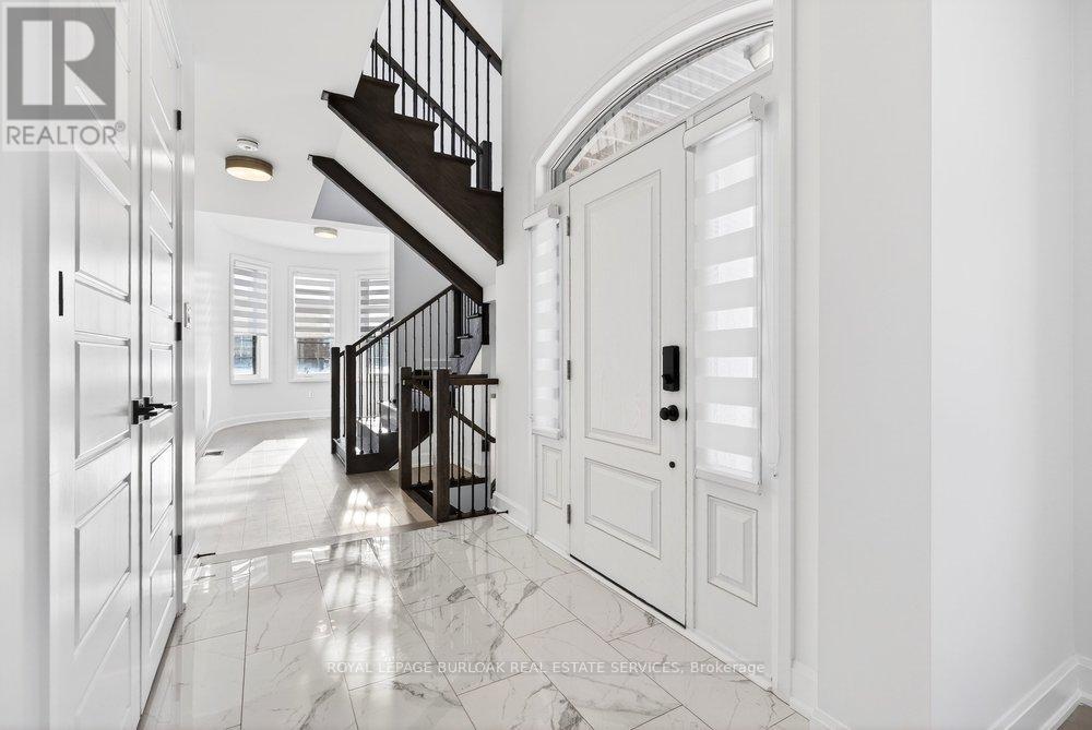 1404 Lynx Gardens, Oakville, Ontario  L6H 3W8 - Photo 5 - W12780162