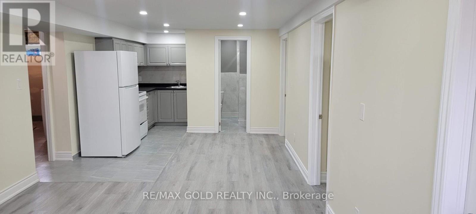 34 Argyle Crescent, Brampton, Ontario  L6T 1N1 - Photo 4 - W12780252