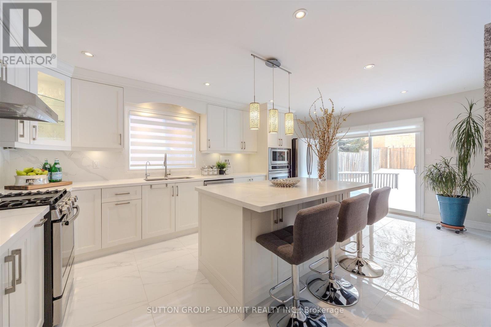 1104 Ambercroft Lane, Oakville, Ontario  L6M 1Z2 - Photo 13 - W12780256