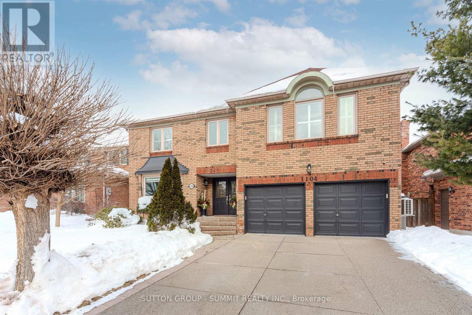1104 Ambercroft Lane, Oakville, Ontario  L6M 1Z2 - Photo 2 - W12780256