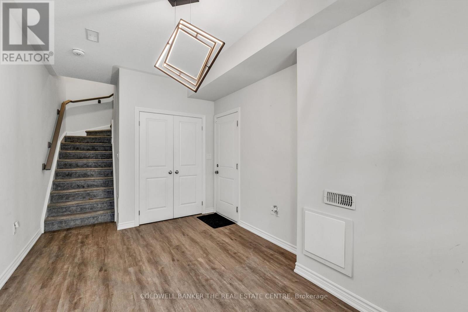 38 - 124 Compass Trail, Cambridge, Ontario  N3E 0E3 - Photo 2 - X12780106