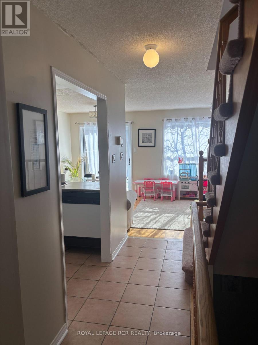 39 Tania Crescent, Vaughan, Ontario  L6A 2M8 - Photo 3 - N12780388