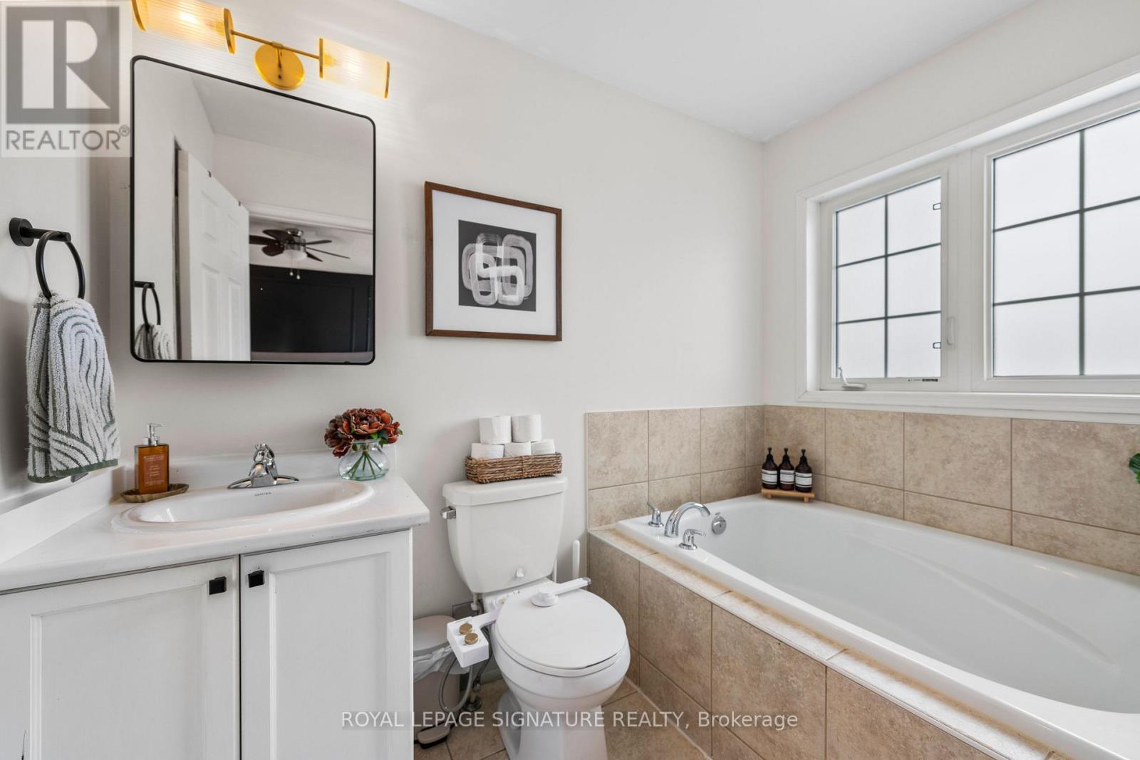 6 Renfrew Lane, Halton Hills, Ontario  L7G 0H1 - Photo 15 - W12780310