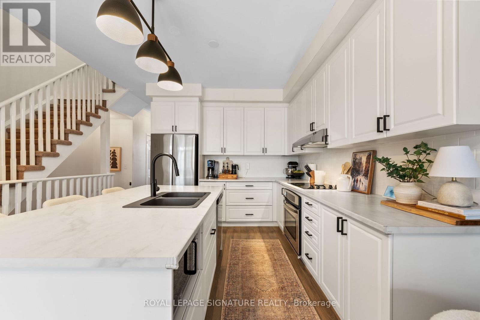 6 Renfrew Lane, Halton Hills, Ontario  L7G 0H1 - Photo 5 - W12780310