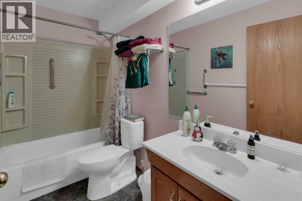 38 West Mcdougal Road, Cochrane, Alberta  T4C 1M4 - Photo 21 - A2285506