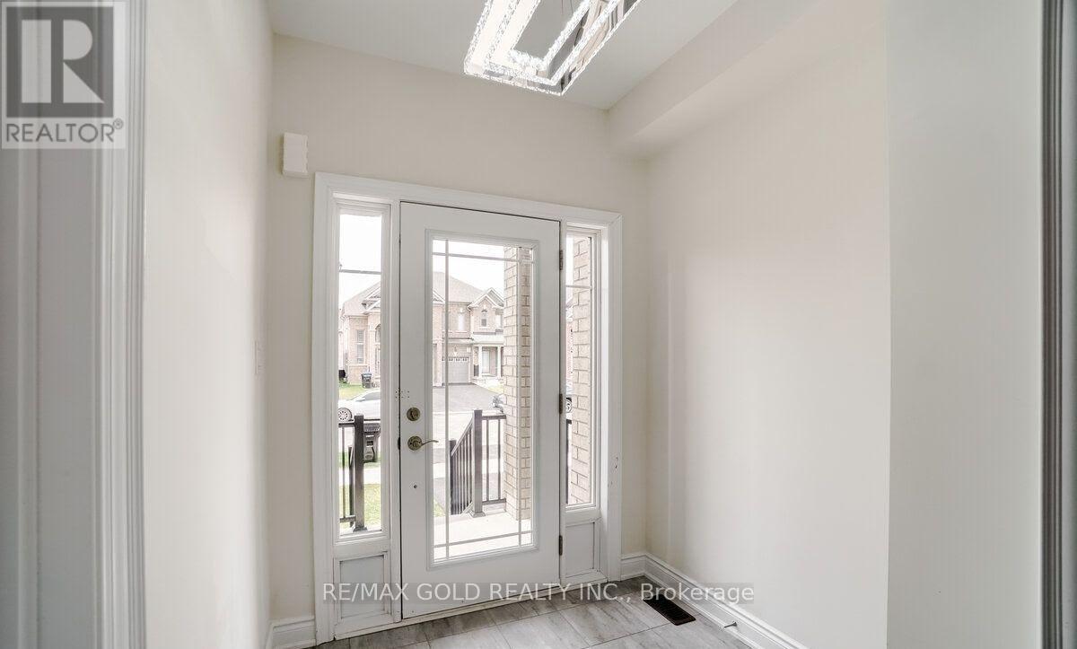 174 Sutherland Avenue, Bradford West Gwillimbury (Bradford), Ontario  L3Z 4H7 - Photo 2 - N12780580