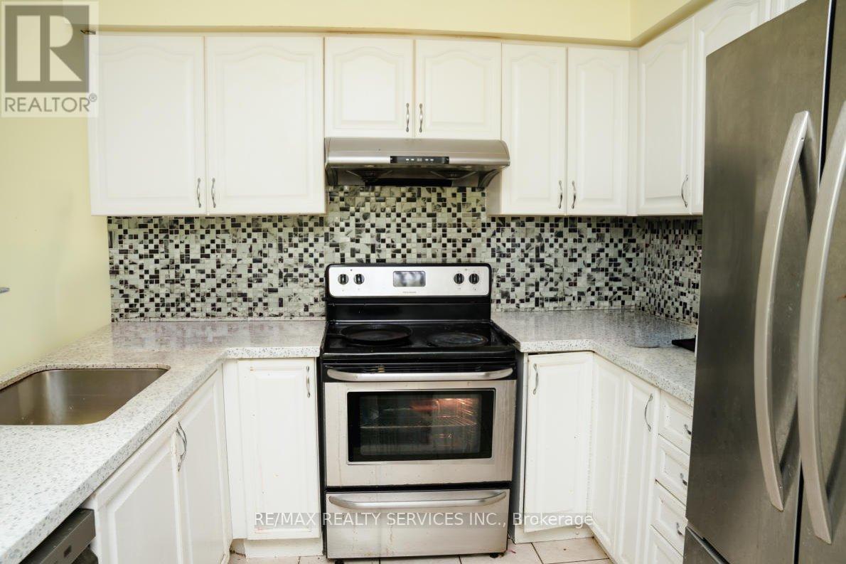 126 Edenbrook Hill Drive, Brampton, Ontario  L7A 2R2 - Photo 2 - W12780478