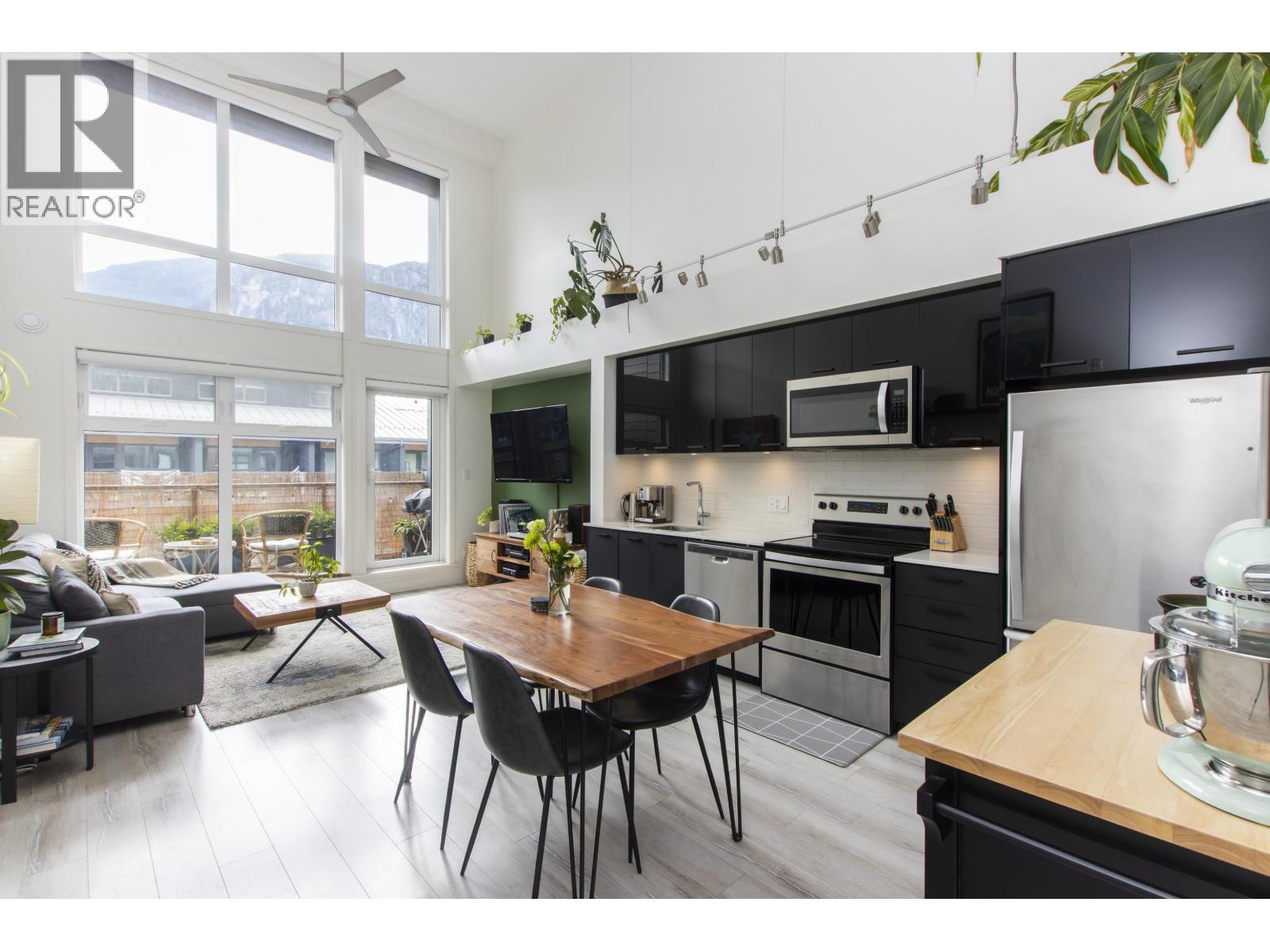 610 38013 THIRD AVENUE, Squamish, British Columbia