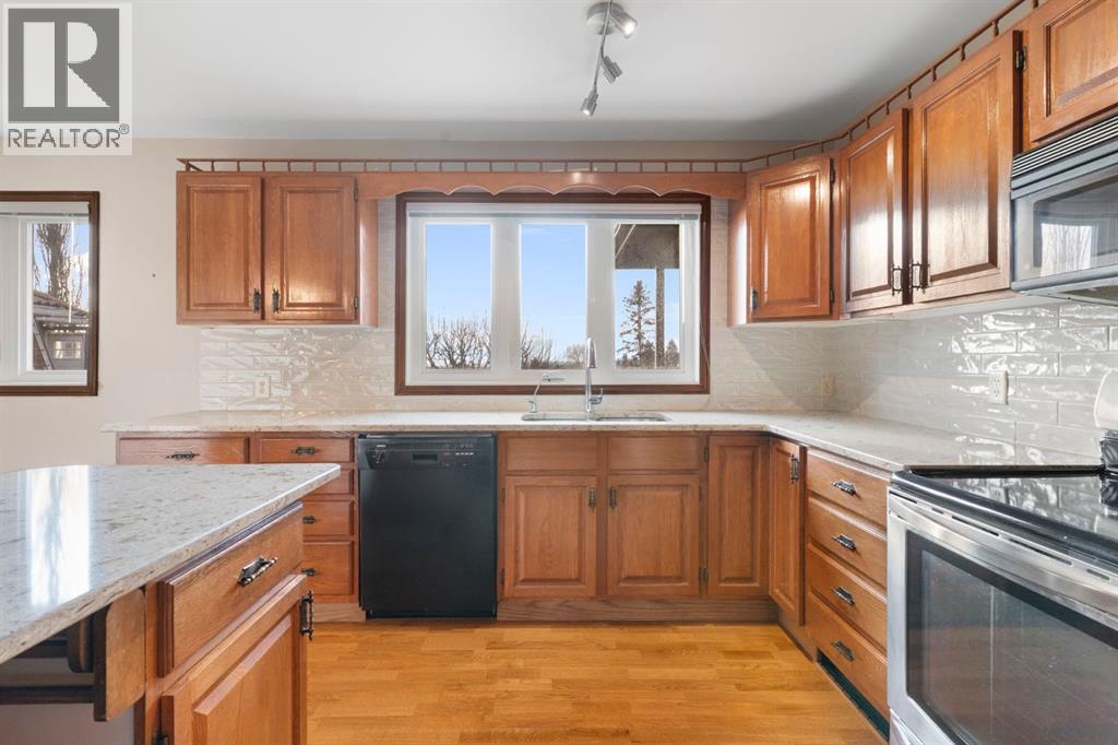 39 Coach Gate Way Sw, Calgary, Alberta  T3H 1L7 - Photo 9 - A2284475