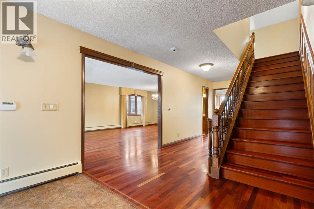 39 Coach Gate Way Sw, Calgary, Alberta  T3H 1L7 - Photo 3 - A2284475