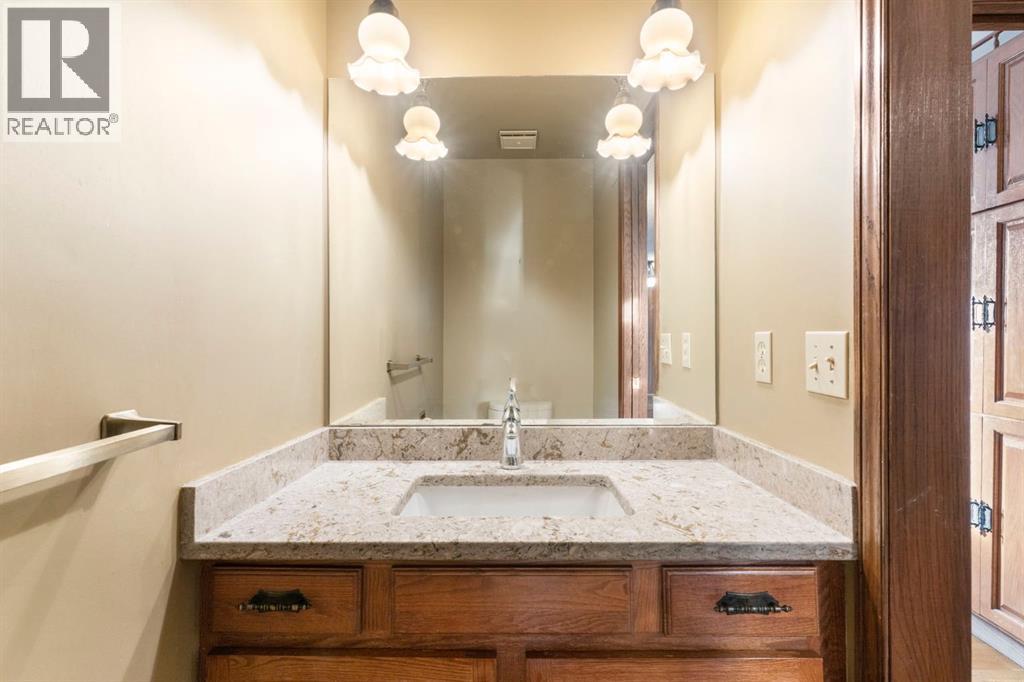 39 Coach Gate Way Sw, Calgary, Alberta  T3H 1L7 - Photo 10 - A2284475