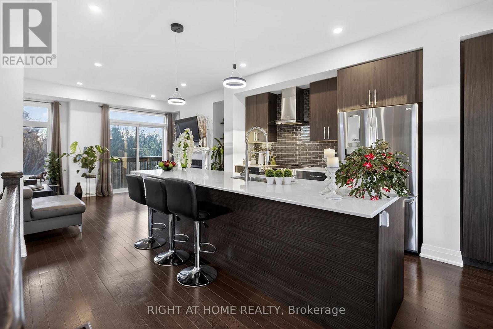 1802 Mitoff Place, Mississauga, Ontario  L4W 0E8 - Photo 4 - W12777800