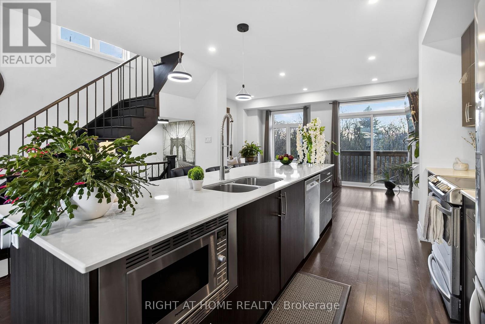 1802 Mitoff Place, Mississauga, Ontario  L4W 0E8 - Photo 6 - W12777800