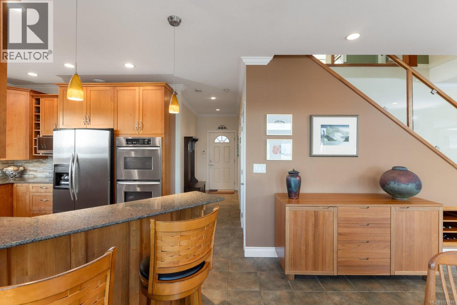 10239 Fifth St, Sidney, British Columbia  V8L 2Y4 - Photo 10 - 1023745