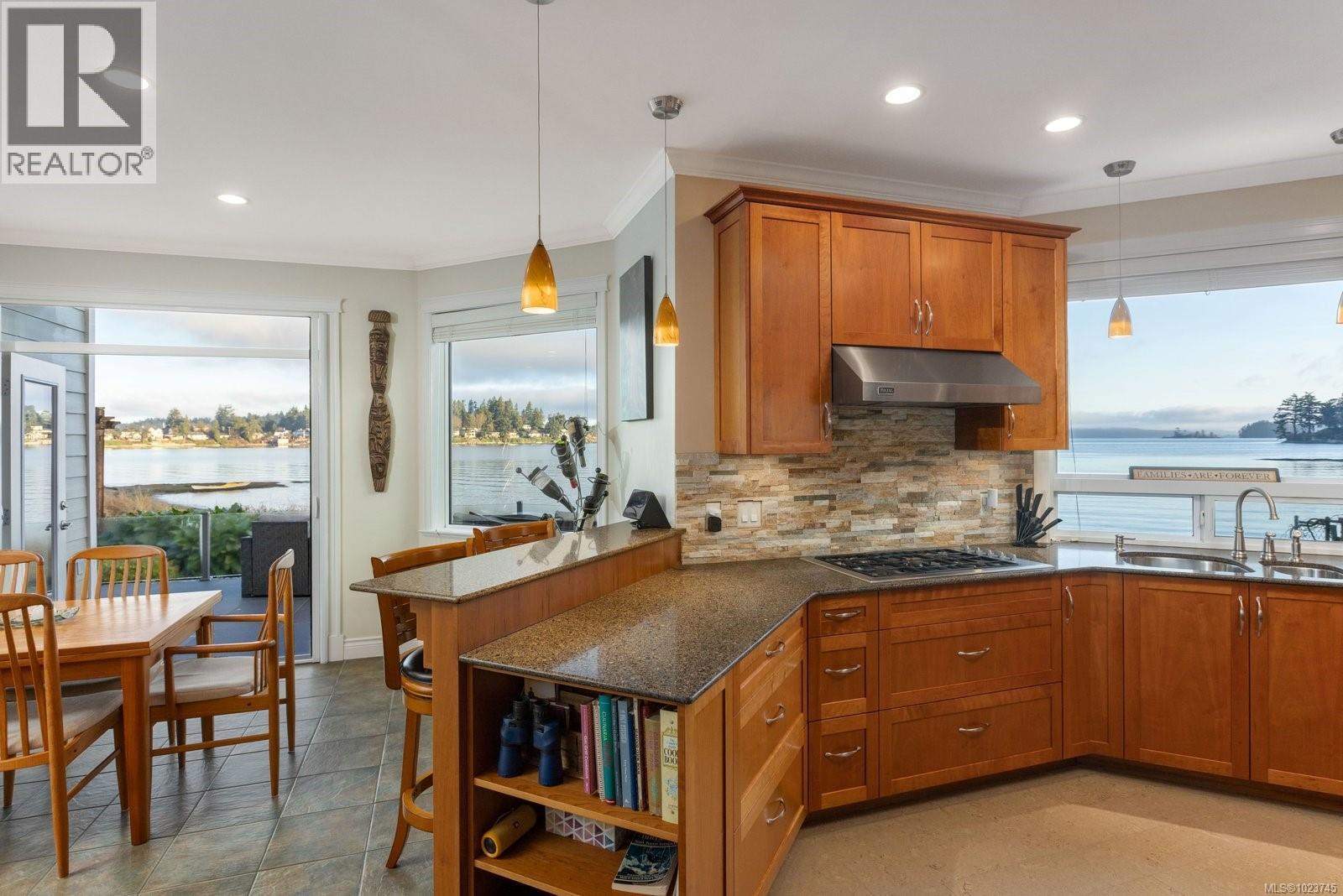 10239 Fifth St, Sidney, British Columbia  V8L 2Y4 - Photo 7 - 1023745