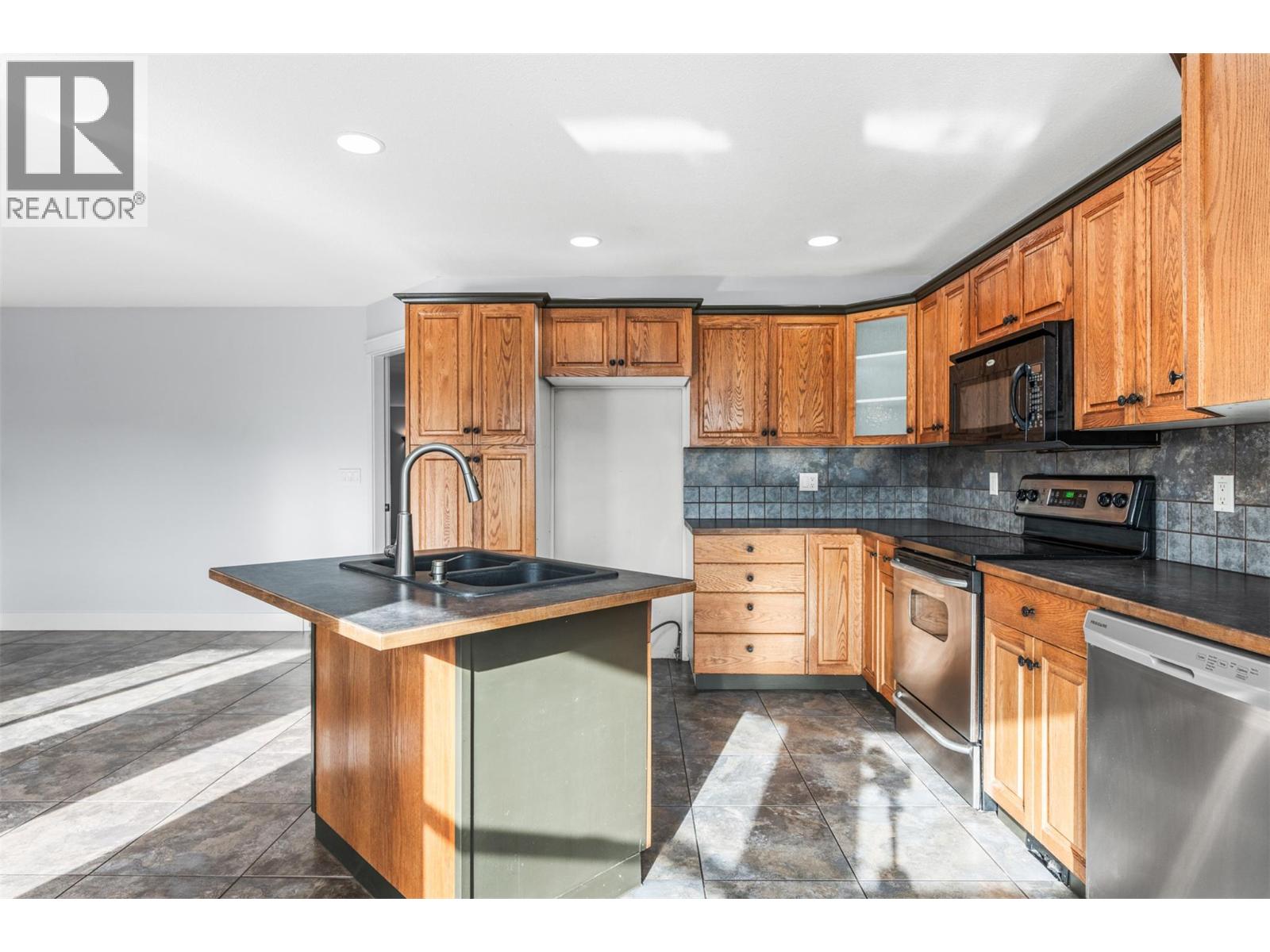 1997 Mountain View Avenue, Lumby, British Columbia  V0E 2G0 - Photo 17 - 10375616