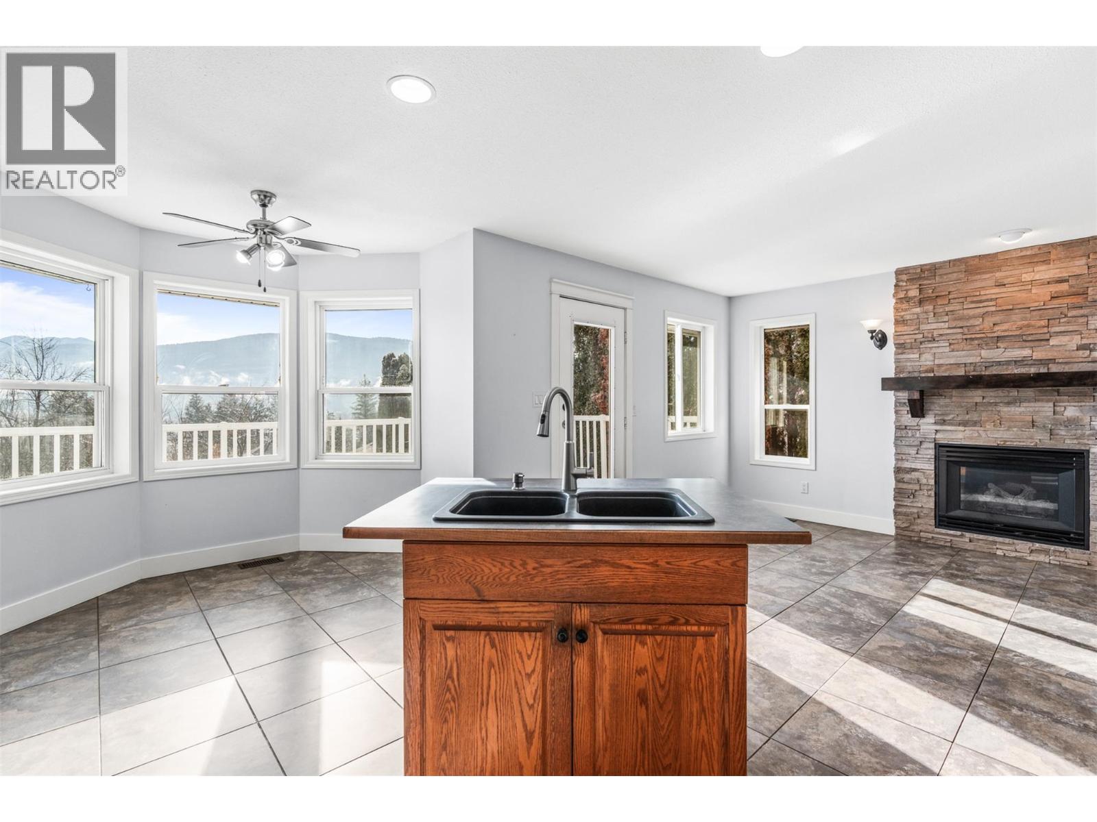 1997 Mountain View Avenue, Lumby, British Columbia  V0E 2G0 - Photo 18 - 10375616